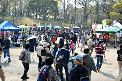 中央公園に到着しました。にぎやかな受付会場が見えます。