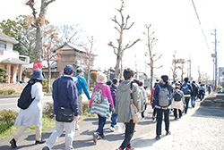 市街地をまっすぐ進みます。