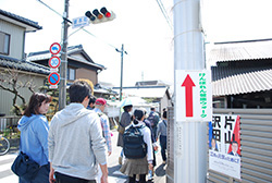 道案内に従って、一度桜並木から離れます。